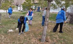 Karapınar'da gençlik merkezi gönüllüleri çevre temizliği yaptı