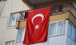 Şehidin ailesinin evine Türk bayrağı asıldı