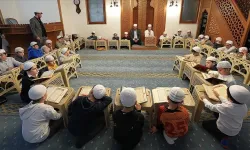 Çocuk dostu camide mukabele geleneği anne ve çocuklarıyla yaşatılıyor