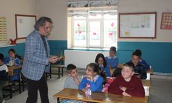 Usta Yazar Bülent Keskin Yunak’ta köy okulunu ziyaret etti