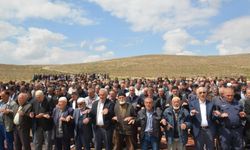 Çiftçiler Konya'da yağmur duasına çıktı