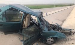 Konya'da otomobil refüje çarptı! 2 yaralı