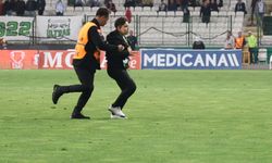 Konyaspor maçında sahaya taraftar girdi