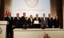Trabzon Büyükşehir Belediye Başkanı Genç mazbatasını aldı