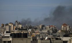 Terörist İsrail ordusu Gazze'de bir evi bombaladı