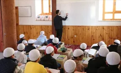 Kur'an kursundaki çocukların gönüllü matematik öğretmeni oldu