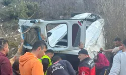Minibüs uçuruma yuvarlandı: 7 kişi yaralı