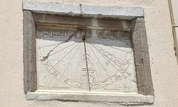 Konya’da zamanı güneşle gösteren saat