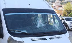 Öğrencilerin bulunduğu servis aracına sopalı saldırı