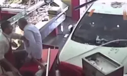 Otomobil kasap dükkanına girdi