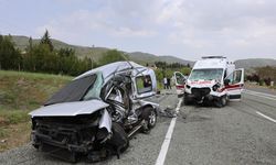Ambulans ile hafif ticari araç çarpıştı: 6 yaralı