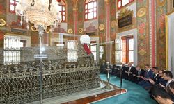 Fatih Sultan Mehmet kabri başında dualarla anıldı