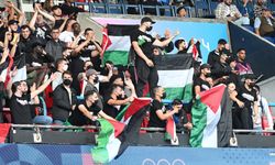 Taraftarlar tribünden İsrail'i protesto etti