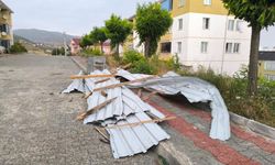 Şiddetli rüzgar çatıları uçurdu