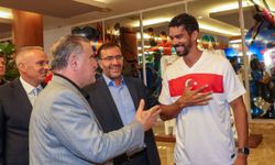 Bakan Bak'tan Paris Olimpiyatlarına hazırlanan sporculara destek ziyareti