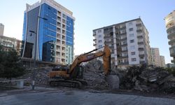 Depremde ağır hasar gören bina yıkım esnasında çöktü