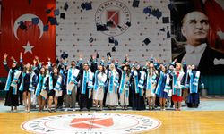 KTÜN Mimarlık ve Tasarım Fakültesi’nde mezuniyet sevinci