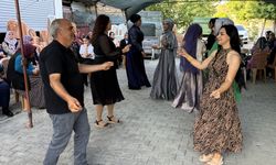 Garsonluk yaparken çalmayı öğrendi!