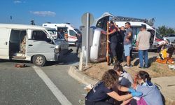 Çanakkale'de otomobille minibüs çarpıştı: 7 yaralı