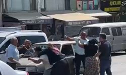 Sokak ortasında kadınları sopayla dövdü