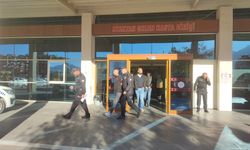 Polisin aracını kundakladı