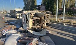 Konya’da yem yüklü kamyonet ile hafif ticari araç çarpıştı!