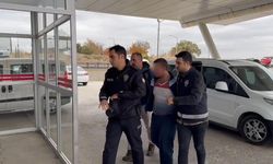Cinnet geçirip annesini öldürdü