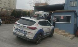 Asansörle duvar arasına sıkıştı