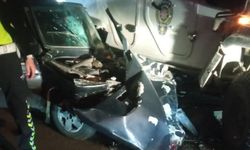 Otomobil polis aracına çarptı