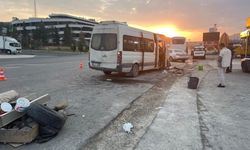 Tır ile işçi servisi çarpıştı, 12 kişi yaralandı