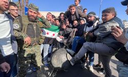 Suriyeliler, Esad heykelini Emevi Meydanı'nda sürükledi