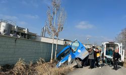 Konya'da kargo minibüsü yan yattı