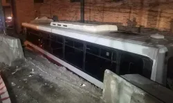 İzmir'de virajı alamayan belediye otobüsü AVM bahçesine düştü