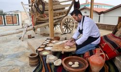 Konya'da "8 bin 600 yıllık buluntu"dan esinlenip ekmek pişirdi