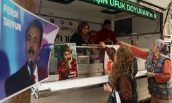 Vefat eden şarkıcı anısına lokma dağıttı