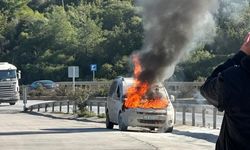Seyir halindeki araç alev alev yandı