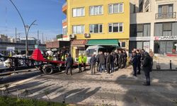Minibüs kuaföre girdi: 3 yaralı
