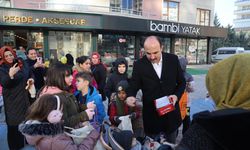 Başkan Altay çocuklara şivlilik dağıttı