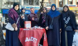 Saadetli kadınlar lokum dağıttı