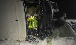 Yolcu otobüsü devrildi:37 yaralı