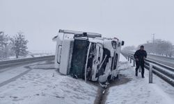 Konya'da tır devrildi: 2 yaralı