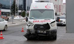 Otomobille ambulans çarpıştı: 2 yaralı