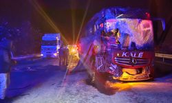 Otoyolda yolcu otobüsü tıra çarptı: 6 yaralı