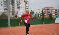 82 yaşındaki atlet, pistlerin tozunu atıyor