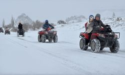 Turistler, kar güzelliği eklenen Kapadokya'yı gezdi