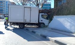 Kamyonet duvara çarptı, sürücü yaralandı!
