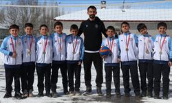 Ağrı'da Selçuk öğretmen 7 yıldır spor sevgisi aşılıyor