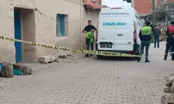 Eşini ve başka birini öldüren zanlı kaçtı