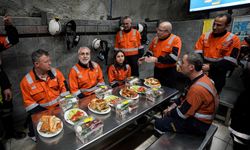 Bakan Işıkhan yerin yedi kat altında madencilerle sahur yaptı