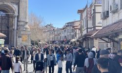 Konya'nın tarihi sokakları arife günü de yoğunluk yaşadı